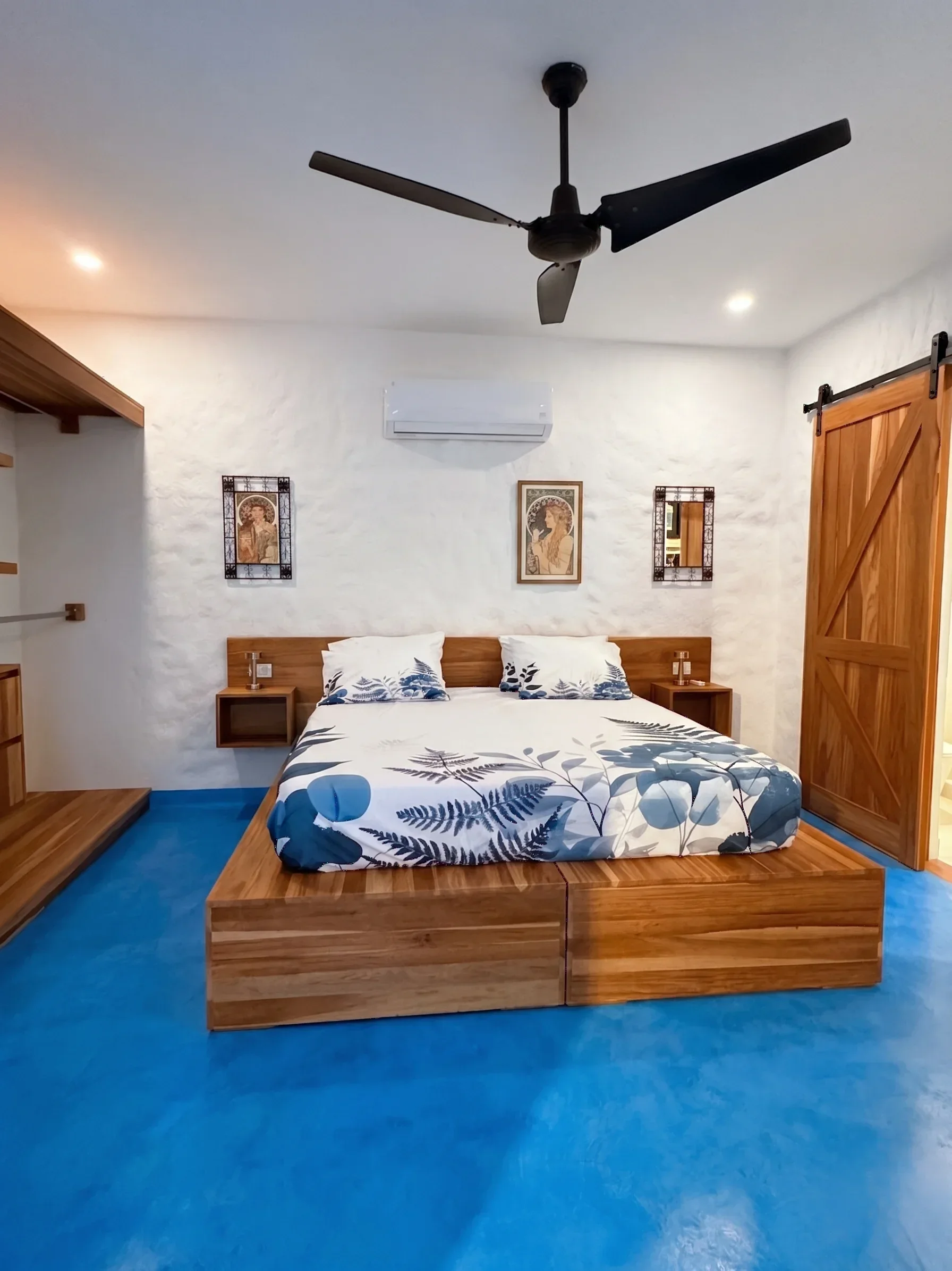 1 Queen Bed