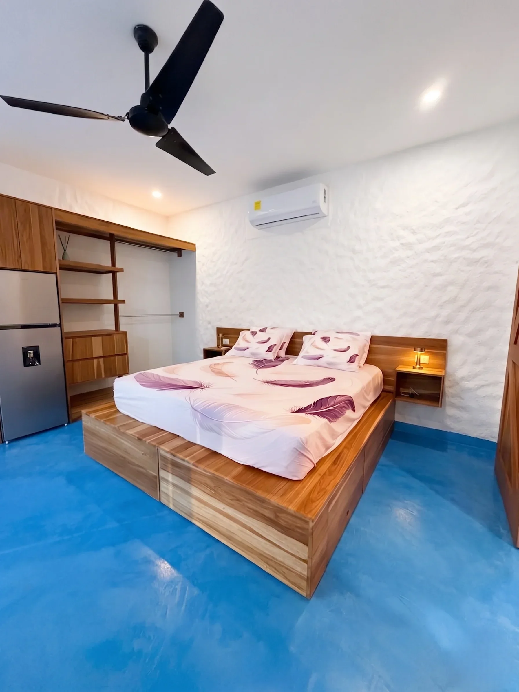 1 Queen Bed