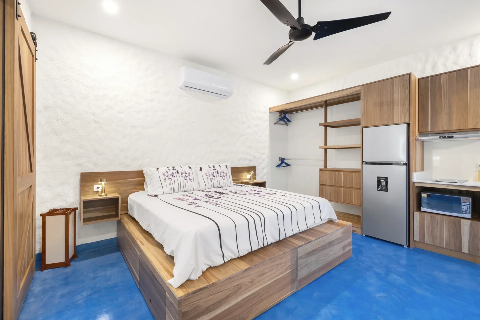 1 Queen Bed